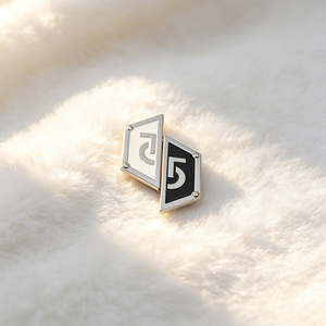 Etiqueta metálica ovalada de aleación de zinc esmaltada, producida a medida, con logotipo de marca personalizado, para accesorios de ropa y hiyabs. - Product Image 5