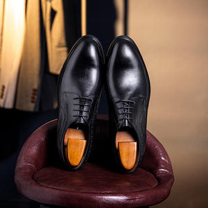 Zapatos de hombre de boda personalizados, nuevos, de cuero genuino, transpirables, estilo ejecutivo, con patrón grabado. - Product Image 2