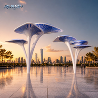 Grande sculpture d'extérieur en acier inoxydable blanc en forme de champignon, avec canopy parapluie, à plusieurs tiges, pour art public, pavillon paysager de place publique, personnalisable