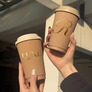 Vente flash : Gobelet en papier tactile à double paroi biodégradable personnalisé de qualité supérieure, gobelet en papier kraft pour café avec estampage à chaud dorée, avec couvercle et manchon - Product Image 3