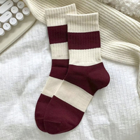 Chaussettes personnalisables à faible MOQ avec logo, chaussettes habillées tricotées de haute qualité avec impression foil, respirantes et écologiques pour usage quotidien