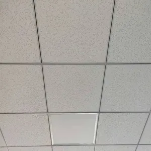 بلاط سقف مزيف مصنوع من مادة الألياف المعدنية الحقيقية بلاط شبكي لتزيين السقف لوح سقف من الألياف المعدنية