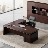 Chaise d'invité Gavin avec revêtement en cuir, accoudoirs en bois massif et base en étoile