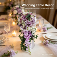 Élégant bouquet de mariée en cascade en forme de larme avec des fleurs de pivoine lilas, violettes et blanches, et des feuillages mélangés, pour la décoration de cérémonie de mariage