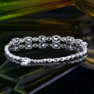 สร้อยข้อมือทองคำขาว 18K ประดับด้วยแถวของแซฟไฟร์สีน้ำเงินรอยัลธรรมชาติทรงวงรี ประดับด้วยเพชรเม็ดกลมเล็กๆ ดีไซน์เหนือกาลเวลา - Product Image 4