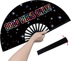 พัดมือพับได้ขนาดใหญ่ พิมพ์ลาย "Good Vibes Only" โครงไม้ไผ่ ผ้าพิมพ์ลาย พัดสำหรับงานเทศกาลดนตรี งานปาร์ตี้ งานเต้นรำ พร้อมกระเป๋าเก็บ - Product Image 1