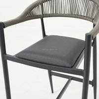 Tabouret haut en rotin et aluminium de qualité supérieure avec table assortie, mobilier durable pour restaurant, espace de comptoir intérieur