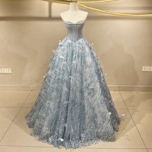 JFH97 Vestidos formales de noche con corte en A, con plumas azules y grises, cristales y diseño único de corazón. - Product Image 1