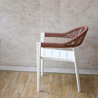 Fauteuil d'extérieur en plastique avec dossier en corde tressée et assise à lattes, empilable pour jardin, patio, balcon, bord de piscine, terrasse