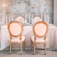 Chaise de banquet rustique française en bois massif avec dossier en rotin – Portable, durable et empilable pour mariages et événements