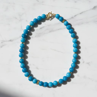 Collier ras du cou délicat à superposer pour l'été, avec perles de pierres précieuses épaisses en aigue-marine véritable et fermoir à bascule doré