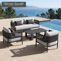 Fauteuil d'extérieur en corde tressée à la main avec assise et dossier rembourrés pour villa moderne, terrasse, complexe hôtelier et mobilier de patio
