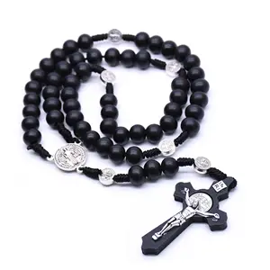 Komi vente en gros collier catholique noir perles en bois fabriquées à la main croix pendentif bijoux chapelet collier