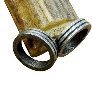 Anillo de Acero de Damasco Chapado en Platino Hecho a Mano de Alta Calidad, Anillo de Compromiso Unisex Tradicional y Moderno - Product Image 1