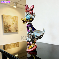 Sculpture de Daisy Duck 'Shopping Queen' en résine électroplaquée, style Pop Art moderne et populaire, pour décoration de galerie, artisanat en résine