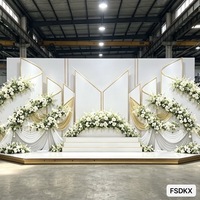 Support de toile de fond en PVC au design moderne avec arche incurvée pour arrangements floraux, idéal pour les événements de mariage