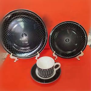 Nouveau produit : 4 pièces de vaisselle et assiettes en porcelaine noire de luxe de style européen pour la salle à manger et la décoration intérieure - Product Image 1