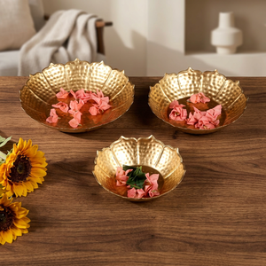 Assiettes de service irrégulières incrustées d'or, plats en métal faits à la main, décoration de fête glamour - Product Image 3