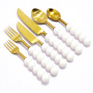Ensemble de couverts contemporains en or avec des poignées blanches à bulles élégantes |   Vaisselle de luxe pour la salle à manger à domicile, fournisseur indien - Product Image 1