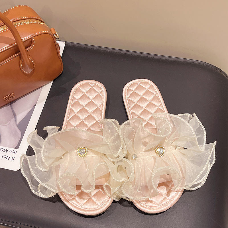 Robe de mariée rose, style romantique.