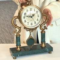 Horloge de table européenne en marbre de haute qualité Horloge de bureau à pendule en métal à quartz de luxe pour la décoration de bureau à domicile Vente chaude