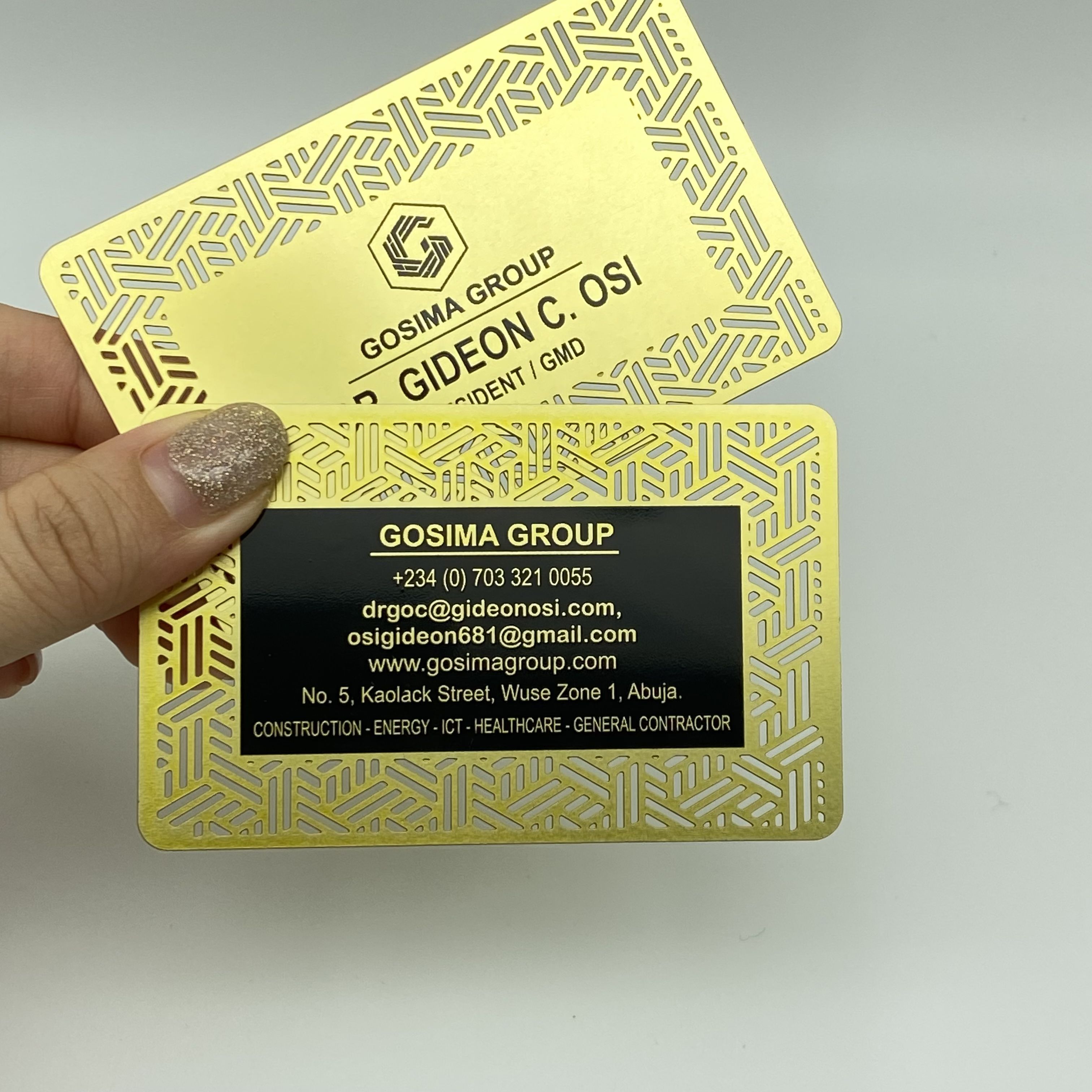 นามบัตรโลหะสีทองพร้อมตัดออก