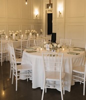 Chaise Chiavari en plastique empilable blanche, design moderne, usage commercial, best-seller, pour mariages, salon, appartement