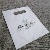 Sacs de shopping personnalisés avec nom de marque, logo imprimé sur mesure, sacs en plastique à poignée découpée pour emballage de vêtements de boutique