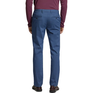 Pantalons chino pour hommes fabriqués en sergé de coton recyclé et teints avec des colorants à faible impact environnemental pour une tenue de bureau durable et un style de vie écoresponsable. - Product Image 4