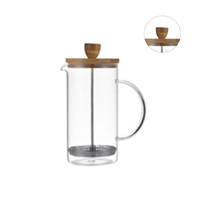 Cafetière à piston française en verre borosilicate avec couvercle en bois et base en liège, utilisation quotidienne à la maison