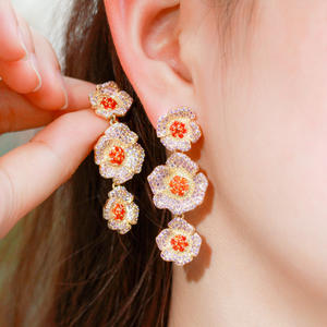 Boucles d'oreilles roses plaquées or 18 carats pour femmes, bijoux élégants et longs en zircon cubique - Product Image 1