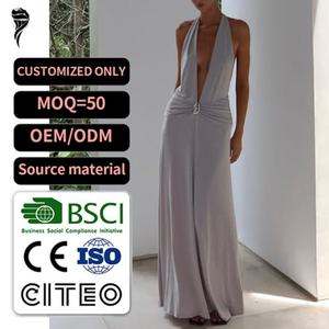Nuevo Estilo 2026 Vestido Maxi Halter Gris Claro para Mujer con Cuello en V Profundo, Cintura Torcida, Detalle de Anillo Metálico, Vestido Fluido para Resort, OEM Personalizado - Product Image 1