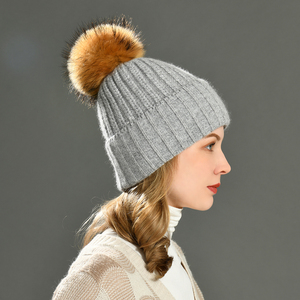 <span class=keywords><strong>Bonnet</strong></span> d'hiver pour femmes de nouveau style conçu en usine sur mesure en vrai <span class=keywords><strong>cachemire</strong></span> tricoté crâne casquette Pom Pom rayures à revers bonnets chics - Product Image 3