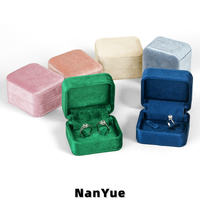 Boîte à bagues carrée de luxe en velours, à double compartiment, avec couvercle rabattable, pour mariage, fiançailles, emballage de bijoux pour couple, boîte cadeau, logo personnalisé