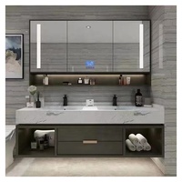 Armoires de salle de bain d'angle modernes nordiques en PVC et coiffeuses avec lumière LED miroir MDF carcasse laque panneau de porte traitement de surface