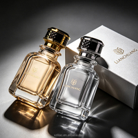 Flacon de parfum de luxe en verre givré carré avec bouchon couronne orné et pompe vaporisateur, livré dans un coffret cadeau haut de gamme