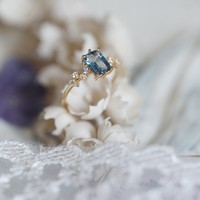 Bleu Nuit Blue Night Fantasy Cincin Batu Permata Emas 24K Geometris Mewah Bernuansa London dengan Ukuran yang Dapat Disesuaikan Model A0395