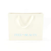 Sacs de shopping en carton recyclable de luxe avec poignées en ruban imprimées sur mesure, emballage cadeau en carton offset durable avec revêtement UV pour