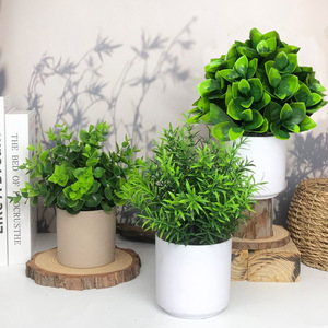 Plantes artificielles vertes en plastique de la collection Fuyu, en pot, pour la décoration intérieure du salon, du bureau et de la maison, hauteur 20 cm - Product Image 1