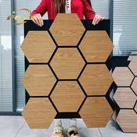 FEYT Schwarze Akustikfilz-Rückseite Teakholz-Furnier Sechseckige Holz-Akustikpaneele Akupanel Holzwandpaneele für Innenarchitektur