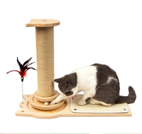 Joli griffoir pour chat en bois naturel avec jouet interactif à boule tournante, tapis à griffer en sisal durable, mobilier 3-en-1 pour animaux de compagnie