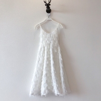 Famille correspondant élégant fête de mariage Spaghetti sangle fourrure 3d blanc robe de soirée col en v blanc vacances robes de plage