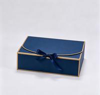 Boîte cadeau rigide de luxe en feuille d'or avec fermeture magnétique, imprimée quadricolore, nœud en satin, insert en mousse divisé pour chocolats, biscuits et pâtisseries