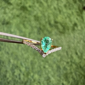 Bague en V Émeraude et Diamant en Or Massif 14K, Bague de Fiançailles Émeraude Naturelle, Pierre de Naissance de Mai, Bijou Tendance, Cadeau pour Elle - Product Image 1