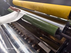 Macchina Automatica ad Alta Velocità per Rivestimento di Cera con Motore per Carta da Caramelle - Product Image 2