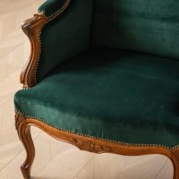 Fauteuil d'appoint individuel en bois massif sculpté à la main, style Wingback, directement de l'usine, pour salon de villa, vente en gros et approvisionnement en vrac