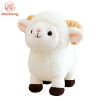 En gros, Peluche agneau blanc debout à cornes courbes, jouet en peluche doux, décoration d'intérieur, cadeau d'anniversaire pour enfants