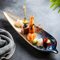 Plat en céramique élégant de style feuille avec bord naturel, idéal pour servir des apéritifs, des desserts, des fruits ou des sushis.