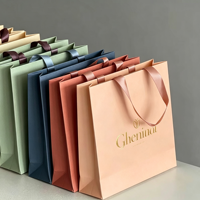 Sacs en papier blanc personnalisés en gros à prix abordable, surface mate de luxe, forte capacité de charge pour la coopération à long terme des détaillants