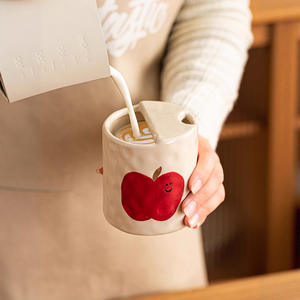 Taza de <span class=keywords><strong>café</strong></span> y té de cerámica de estilo europeo moderno Color bajo vidriado pintado a mano Linda taza de desayuno de mano para parejas - Product Image 2